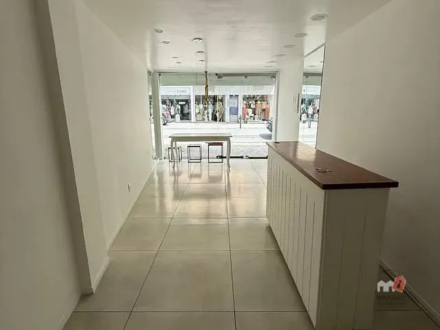 Loja à venda ou para alugar, no bairro Alto da Serra em Petrópolis