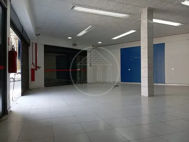 Loja com 350m², para alugar, no bairro Jardim Ana Lúcia em São Paulo