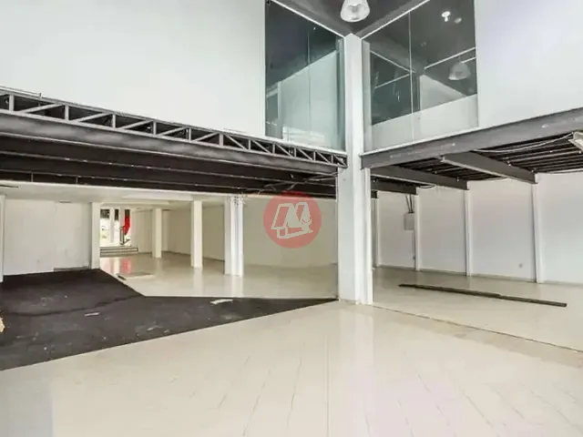 Loja com 510m², para alugar, no bairro Floresta em Porto Alegre
