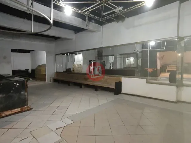Loja com 650m², para alugar, no bairro Floresta em Porto Alegre