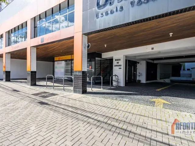 Loja à venda ou para alugar, no bairro Portão em Curitiba