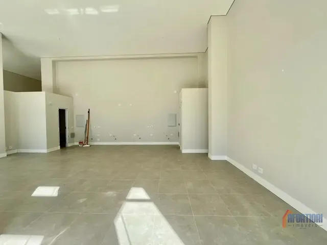 Loja para alugar, no bairro Cristo Rei em Curitiba