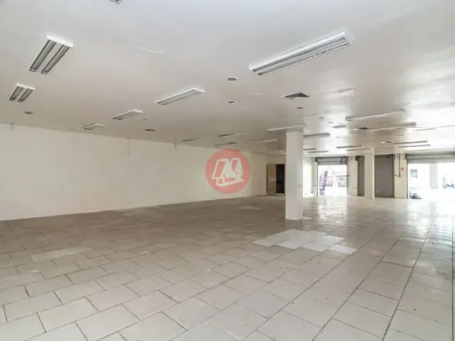 Loja com 294m², para alugar, no bairro Glória em Porto Alegre