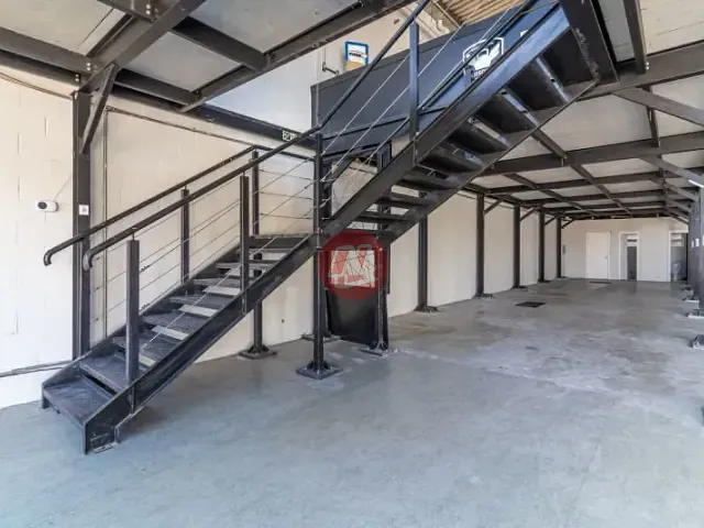 Galpão / Barracão com 428m², para alugar, no bairro São João em Porto Alegre