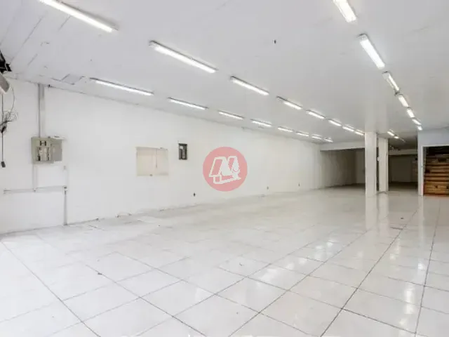 Loja com 386m², para alugar, no bairro Azenha em Porto Alegre