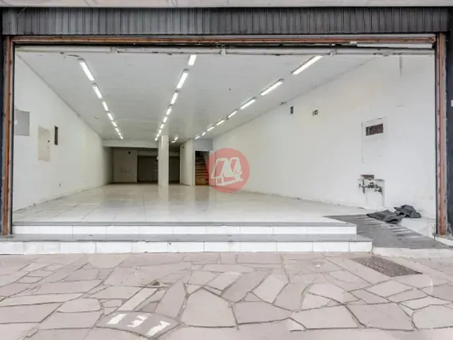 Loja com 386m², para alugar, no bairro Azenha em Porto Alegre