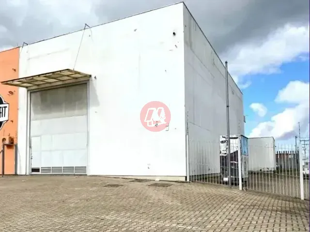 Loja com 386m², para alugar, no bairro Humaitá em Porto Alegre