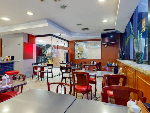 Foto do Loja - Loja de rua para venda em Moema, 52m² | Lares e Andares Imóveis