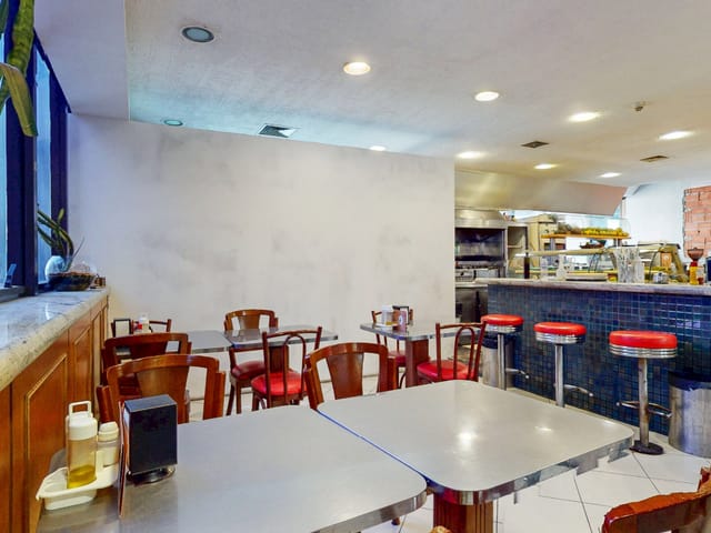 Foto do Loja - Loja de rua para venda em Moema, 52m² | Lares e Andares Imóveis