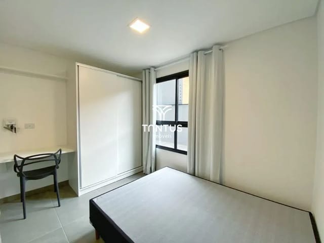 Outro 1 quarto e 1 banheiro, para alugar, no bairro Centro Cívico em Curitiba