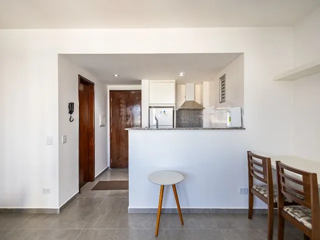 Outro 1 quarto e 1 banheiro, para alugar, no bairro Centro em Curitiba