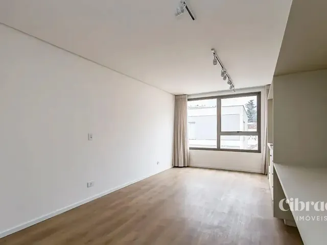 Outro 1 quarto e 1 banheiro, para alugar, no bairro Centro Cívico em Curitiba