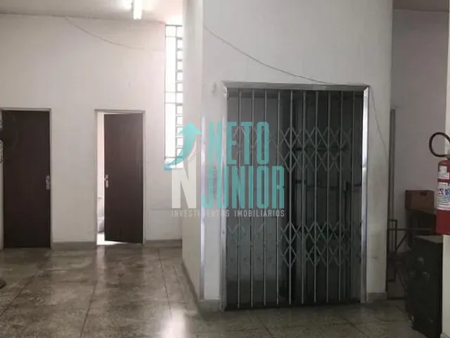Loja com 900m², para alugar, no bairro Pari em São Paulo