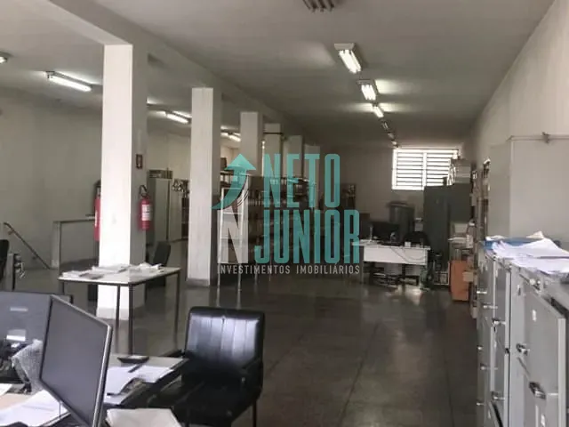 Loja com 900m², para alugar, no bairro Pari em São Paulo