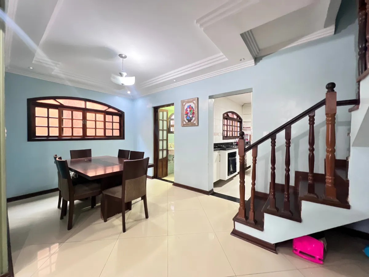 Casa de vila para venda em Jardim Guapituba com 4 quartos, sendo 2 suítes, 277m²