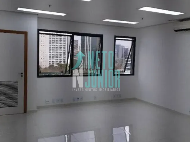 Conjunto com 35m², à venda ou para alugar, no bairro Vila Olímpia em São Paulo