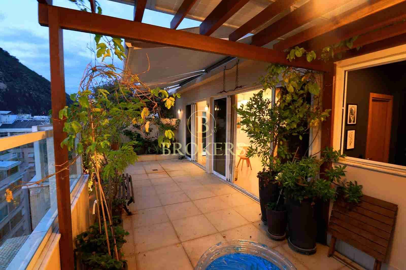 Cobertura modernizada à venda na Rua Barata Ribeiro - Copacabana. 4 quartos, terraço gourmet, vista livre, 1 vaga na escritura. 160 m².