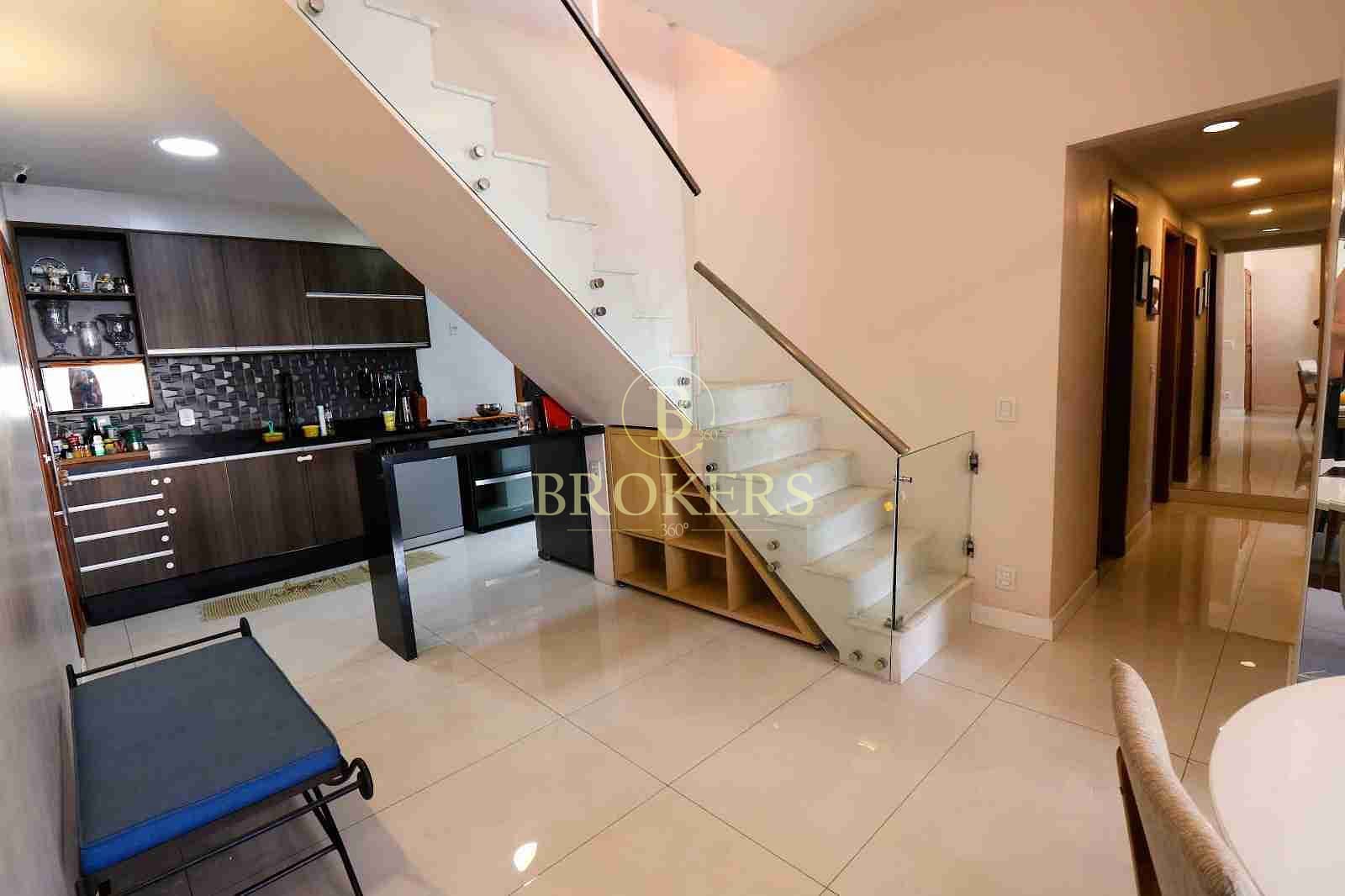 Cobertura modernizada à venda na Rua Barata Ribeiro - Copacabana. 4 quartos, terraço gourmet, vista livre, 1 vaga na escritura. 160 m².