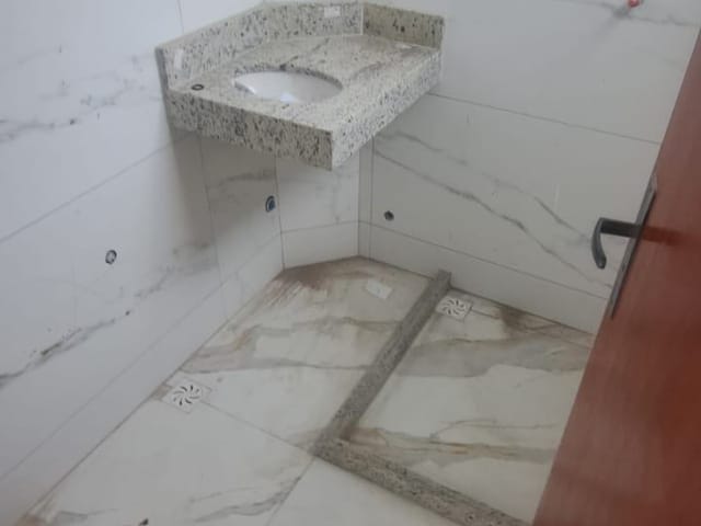 Apartamento 2 quartos e 2 banheiros, à venda, no bairro OURO VERDE em Rio das Ostras