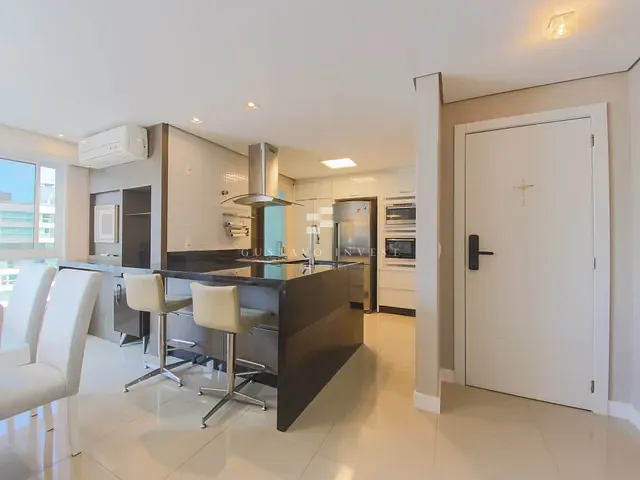 Cobertura / Penthouse 3 quartos e 5 banheiros, à venda ou para alugar, no bairro Pioneiros em Balneário Camboriú