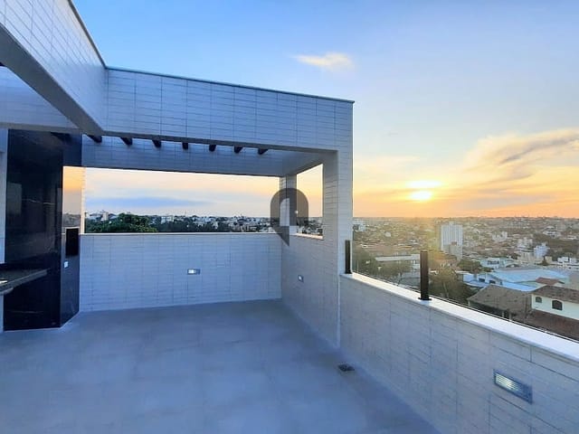 Cobertura / Penthouse com 290m² 4 quartos e 3 banheiros, à venda, no bairro Planalto em Não informado