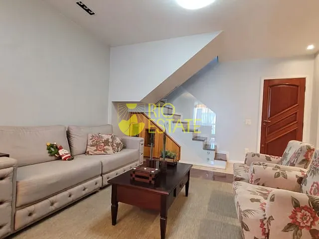 Cobertura / Penthouse com 300m² 4 quartos e 5 banheiros, à venda, no bairro Jardim Amália em Volta Redonda