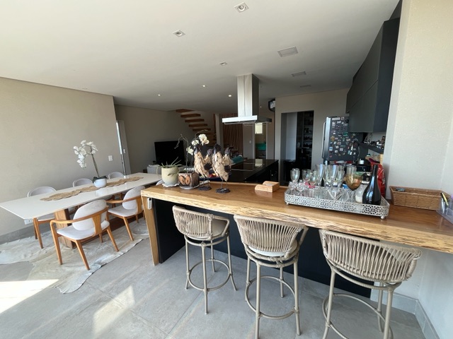 Foto do Cobertura / Penthouse - Cobertura finamente decorada para locação, com 02 suítes + 01 dormitório na orla do Aruan, em Caraguatatuba, litoral norte de SP | Innova Imobiliária