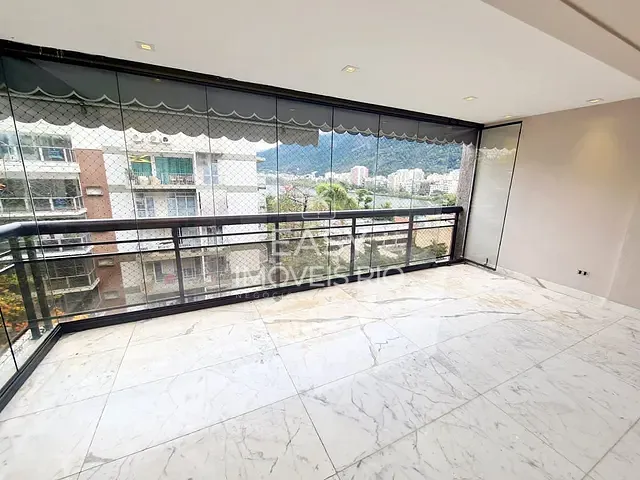 Cobertura / Penthouse com 300m² 4 quartos e 3 banheiros, à venda ou para alugar, no bairro Lagoa em Rio de Janeiro