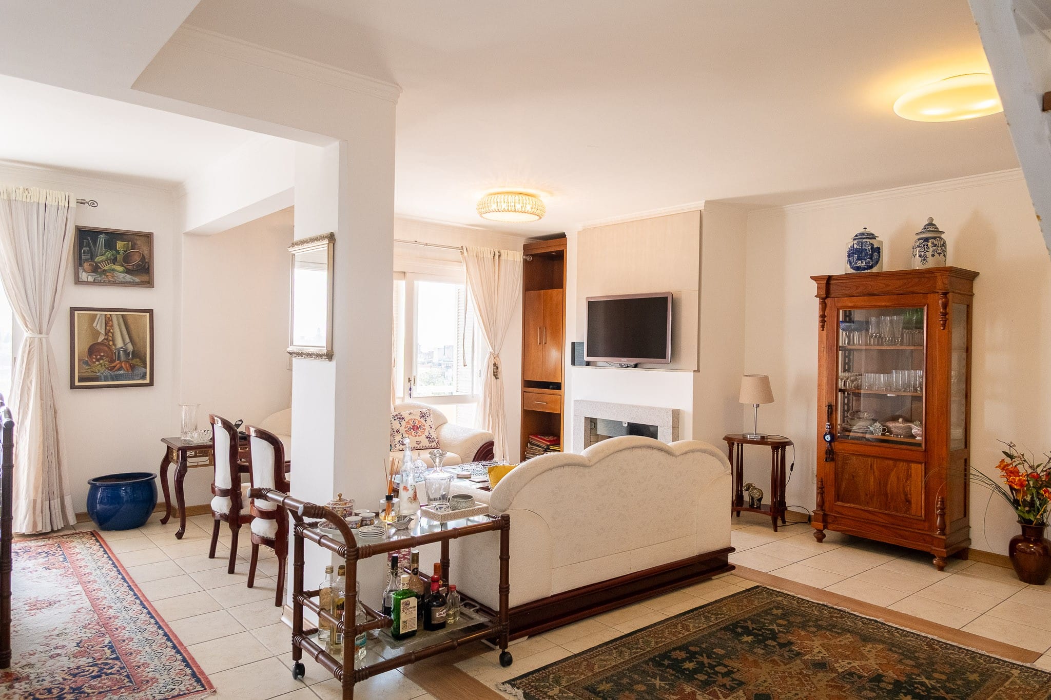 Cobertura à venda no Edifício Dona Rafaela, centro de Pelotas - 249m², 3 quartos (sendo 1 suíte), lareira e piscina privativa.