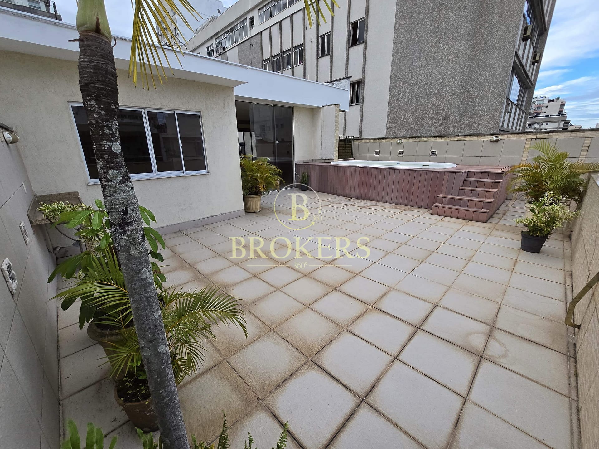 Cobertura / Penthouse à venda, Ipanema, área externa com piscina, salão, 3 quartos sendo 2 suítes, 1 banheiro social, 1 lavabo - 2 vagas escritura  - 223 m².