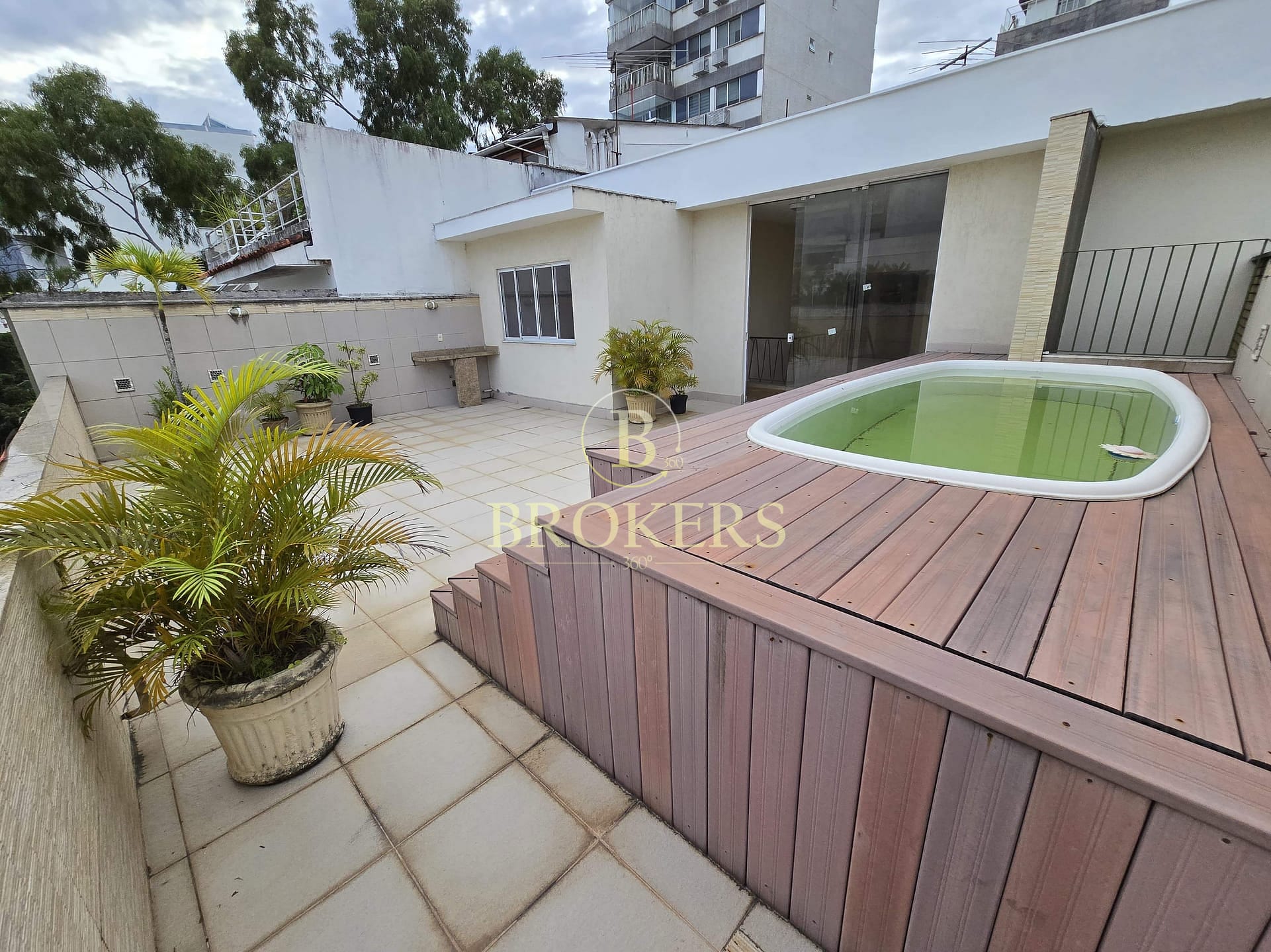 Cobertura / Penthouse à venda, Ipanema, área externa com piscina, salão, 3 quartos sendo 2 suítes, 1 banheiro social, 1 lavabo - 2 vagas escritura  - 223 m².