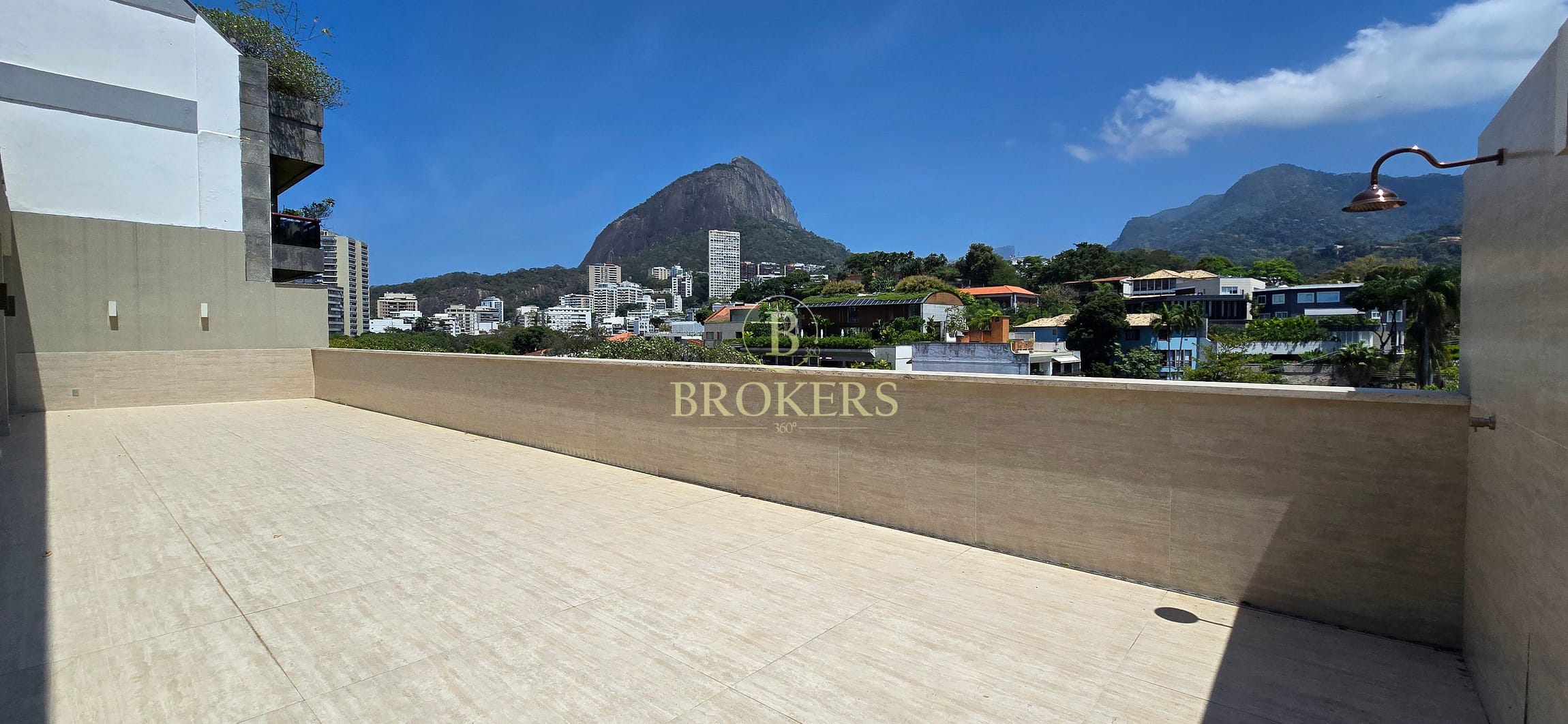 Cobertura linear, modernizada à venda no Leblon, São 460m², 4 suítes, vista indevassável para o Jardim Pernambuco, 4 suítes Próximo à Praia e à Lagoa.