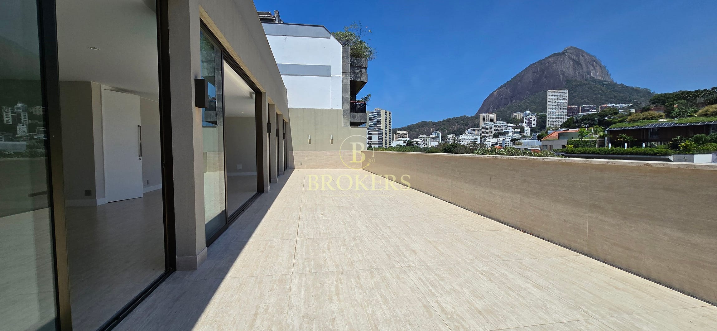 Cobertura linear, modernizada à venda no Leblon, São 460m², 4 suítes, vista indevassável para o Jardim Pernambuco, 4 suítes Próximo à Praia e à Lagoa.