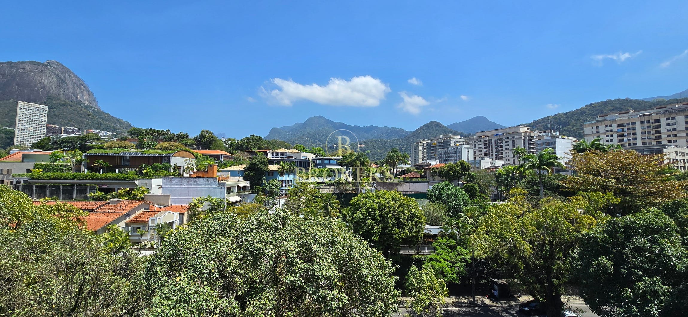 Cobertura linear, modernizada à venda no Leblon, São 460m², 4 suítes, vista indevassável para o Jardim Pernambuco, 4 suítes Próximo à Praia e à Lagoa.