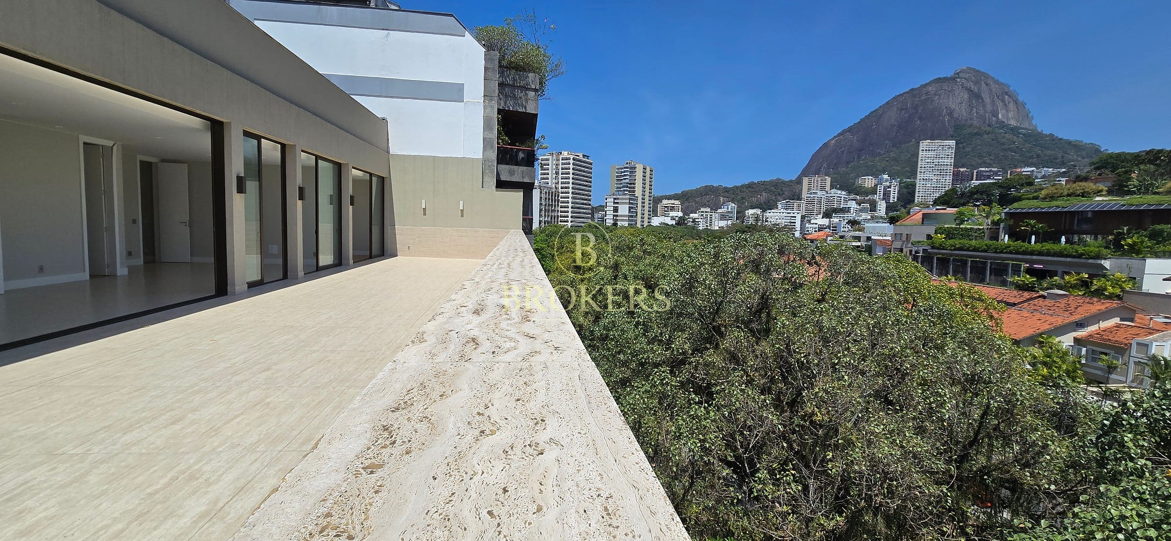 Cobertura linear, modernizada à venda no Leblon, São 460m², 4 suítes, vista indevassável para o Jardim Pernambuco, 4 suítes Próximo à Praia e à Lagoa.