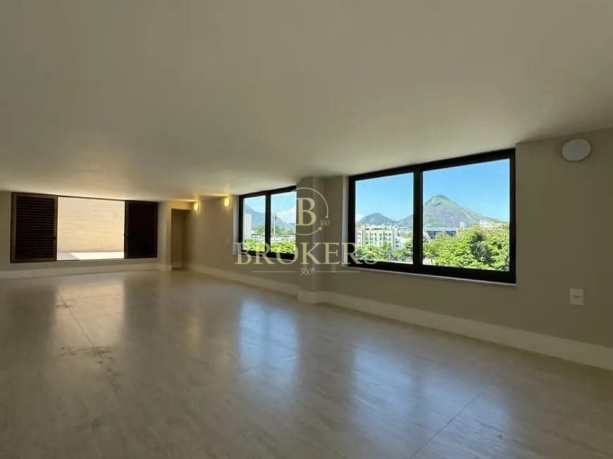 Cobertura linear à venda de 460m² no Leblon, 4 suítes, vista para o verde, varandas, escritório, brinquedoteca. Próx. à Praia e à Lagoa. 1 vaga na escritura.