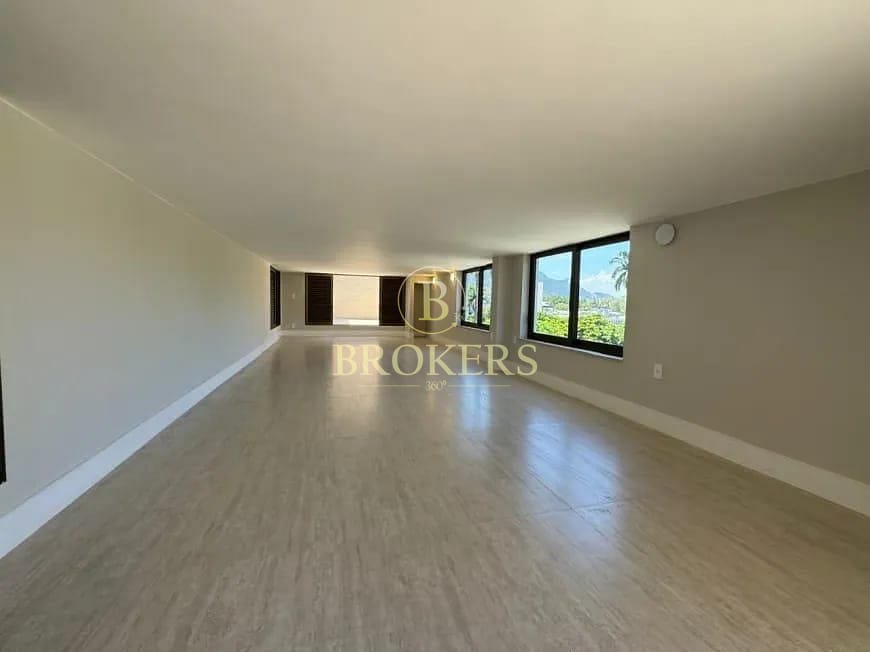 Cobertura linear à venda de 460m² no Leblon, 4 suítes, vista para o verde, varandas, escritório, brinquedoteca. Próx. à Praia e à Lagoa. 1 vaga na escritura.