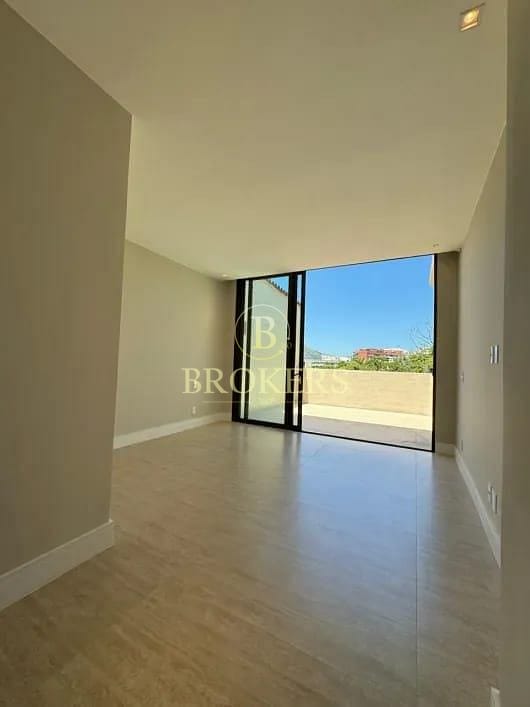 Cobertura linear à venda de 460m² no Leblon, 4 suítes, vista para o verde, varandas, escritório, brinquedoteca. Próx. à Praia e à Lagoa. 1 vaga na escritura.
