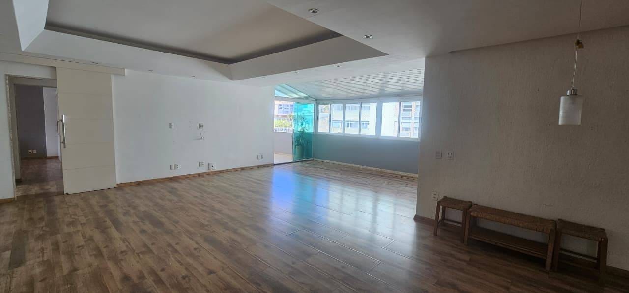 Cobertura / Penthouse à venda, Rua Visconde de Pirajá - Ipanema. 4 quartos, 3 suites ao lado do metro. 2 vagas na escritura. 316m².