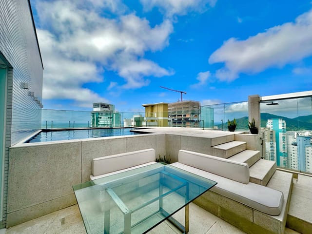 Cobertura / Penthouse com 400m² 4 quartos e 5 banheiros, à venda, no bairro Centro em Balneário Camboriú