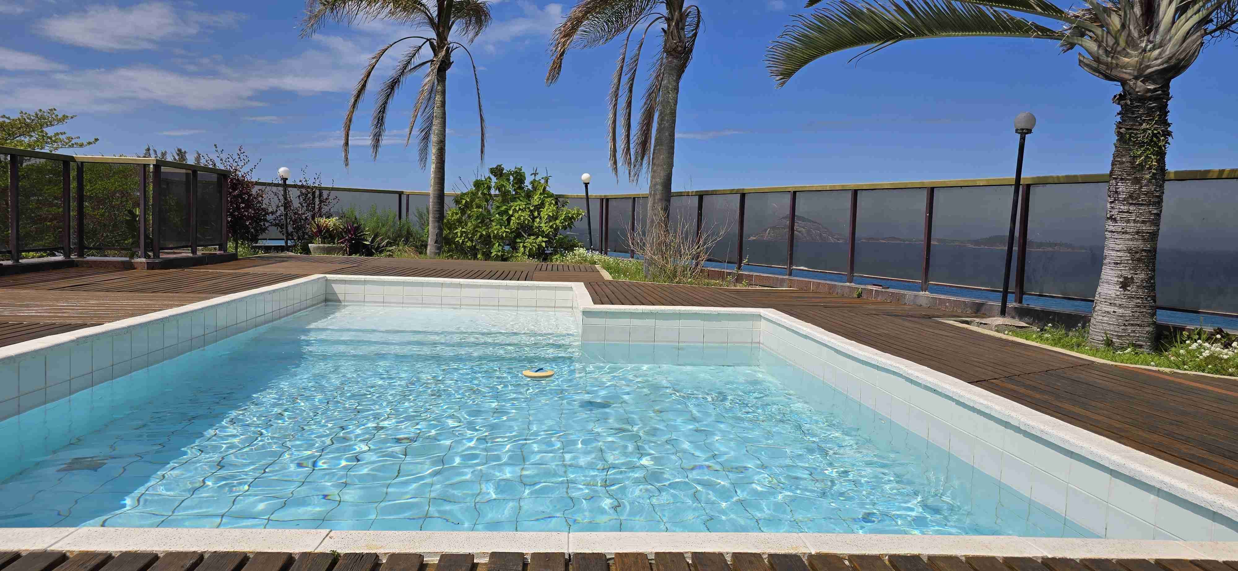 Cobertura única e exclusiva com 850 m². Vista panorâmica da praia de Ipanema e o Arpoador.