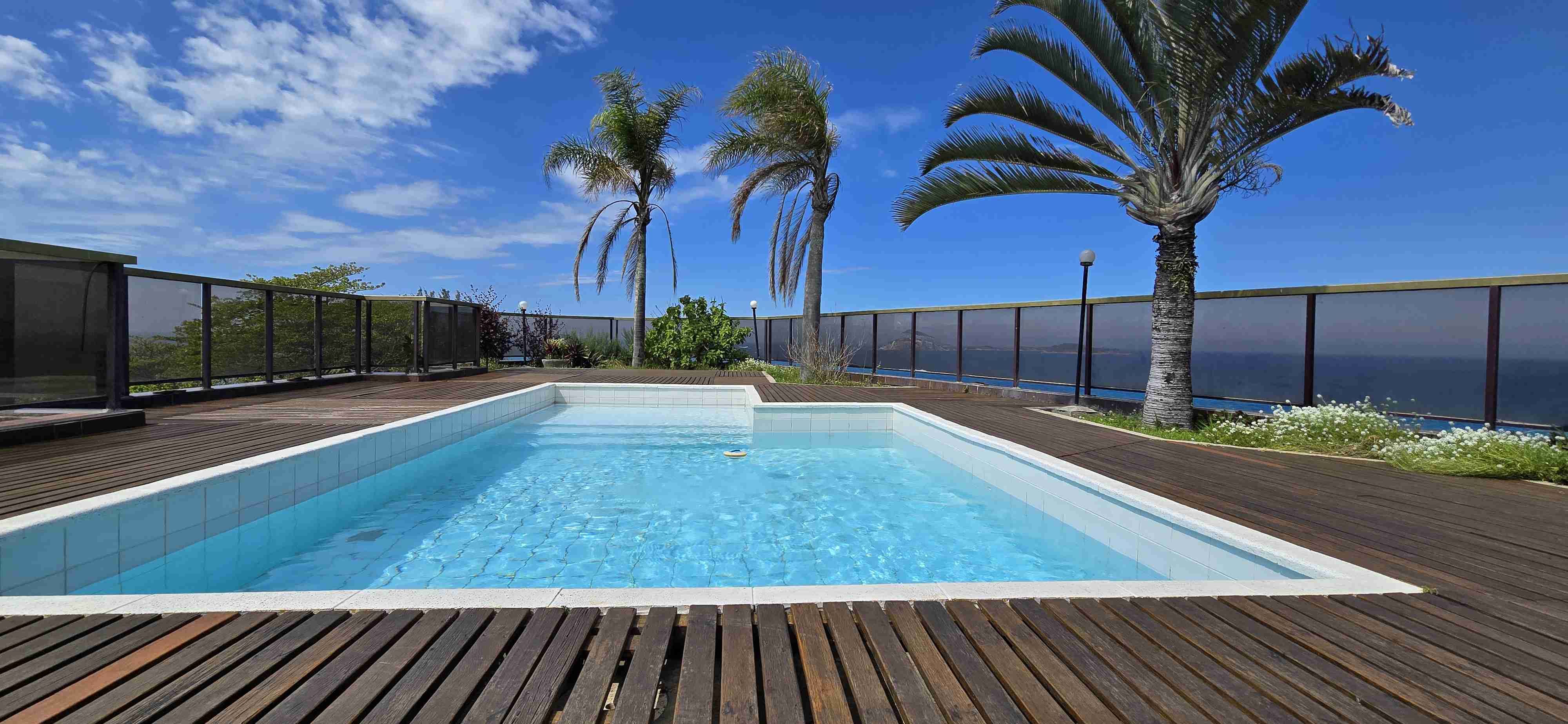 Cobertura única e exclusiva com 850 m². Vista panorâmica da praia de Ipanema e o Arpoador.