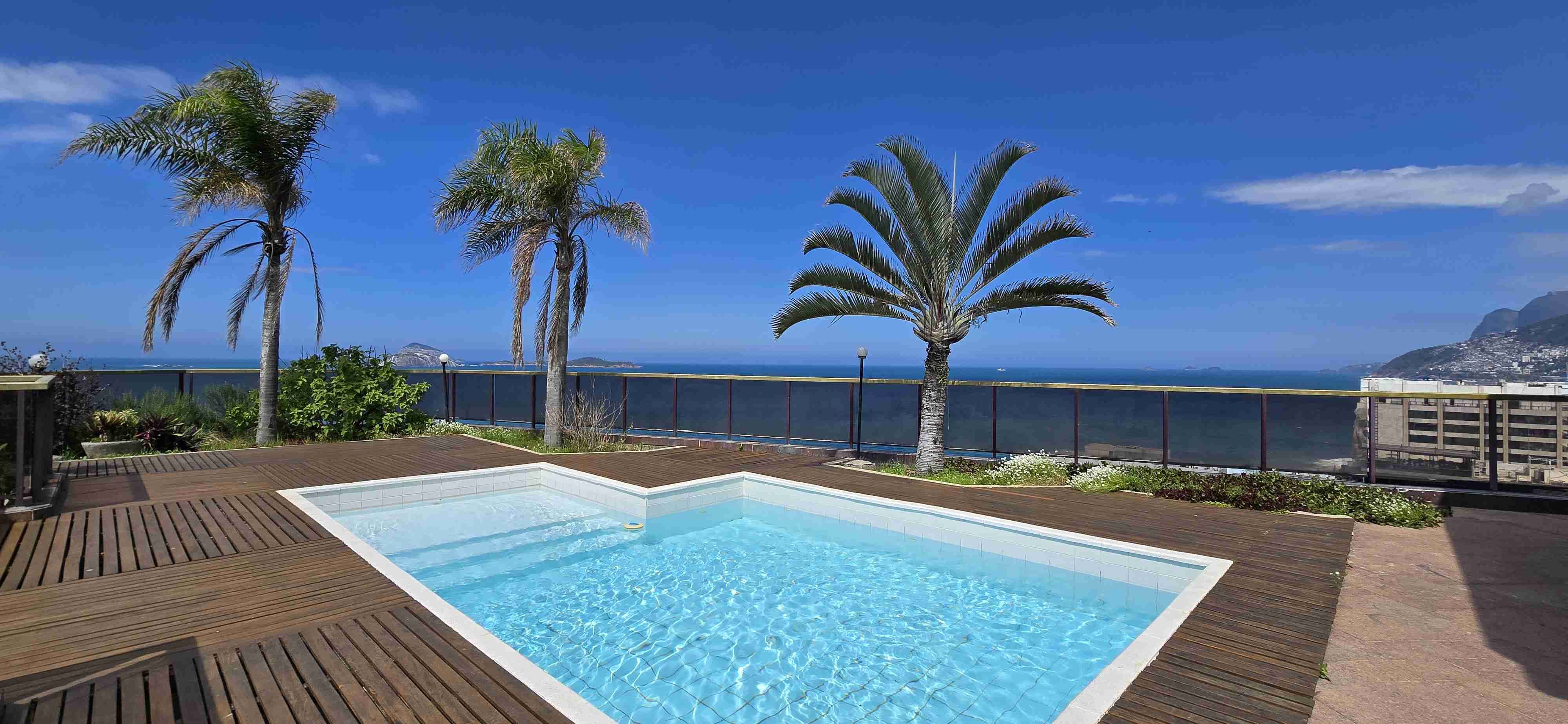 Cobertura única e exclusiva com 850 m². Vista panorâmica da praia de Ipanema e o Arpoador.