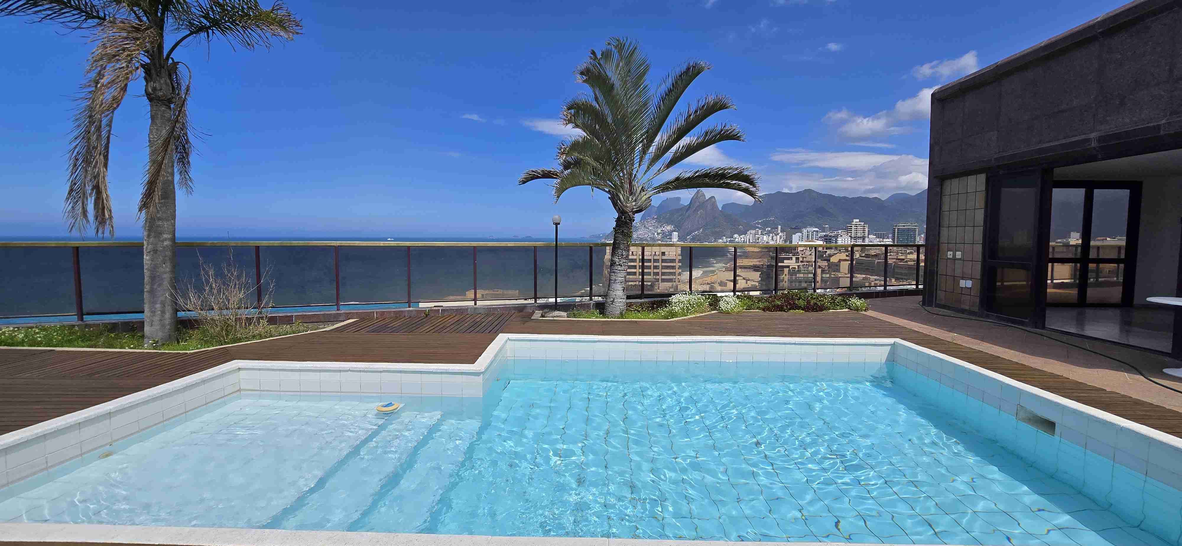 Cobertura única e exclusiva com 850 m². Vista panorâmica da praia de Ipanema e o Arpoador.