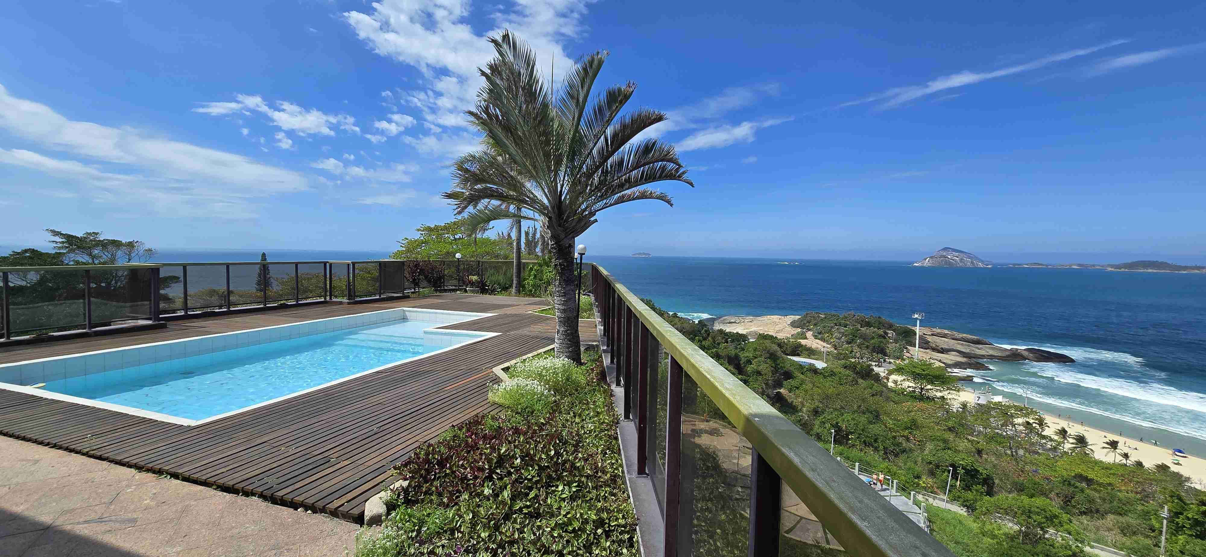 Cobertura única e exclusiva com 850 m². Vista panorâmica da praia de Ipanema e o Arpoador.