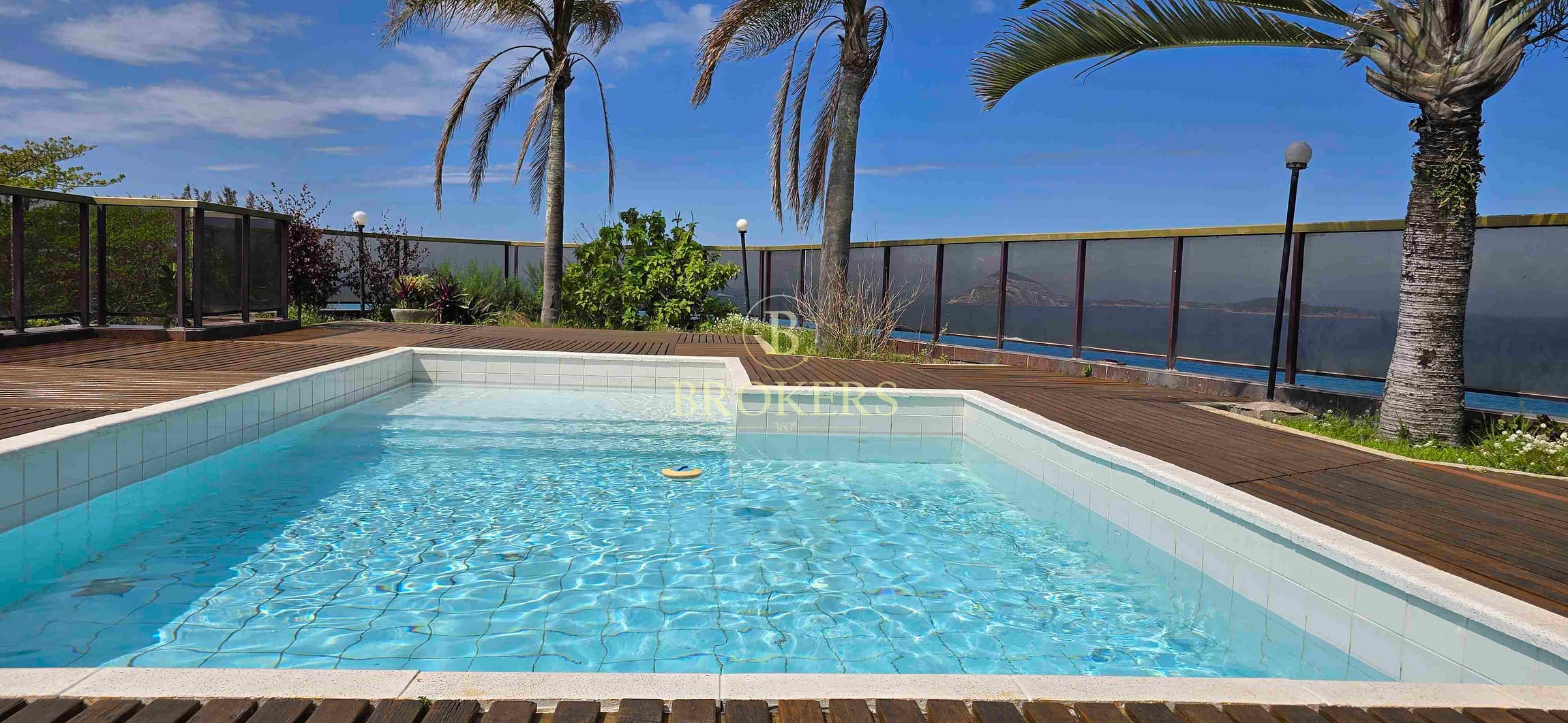 Cobertura única e exclusiva com 850 m². Vista panorâmica da praia de Ipanema e o Arpoador.