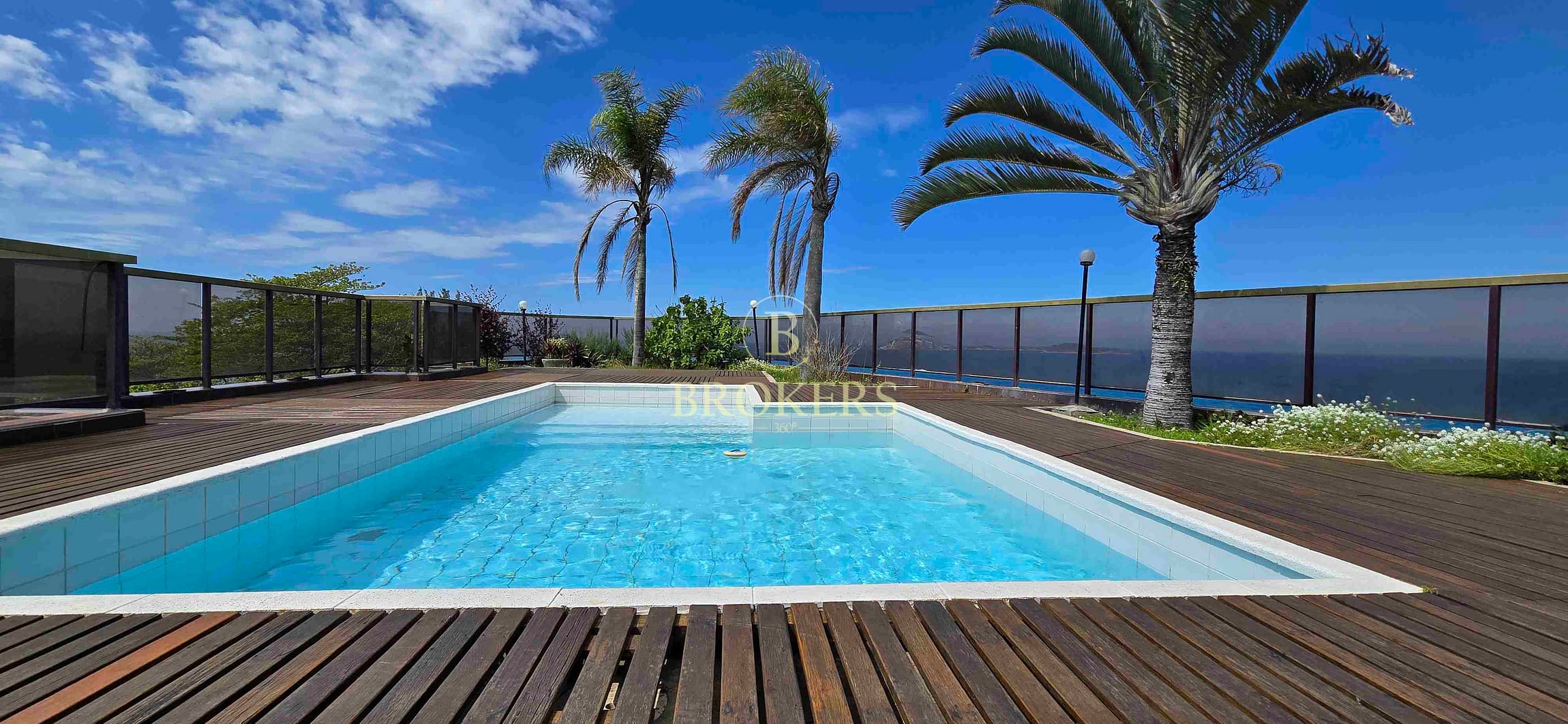 Cobertura única e exclusiva com 850 m². Vista panorâmica da praia de Ipanema e o Arpoador.