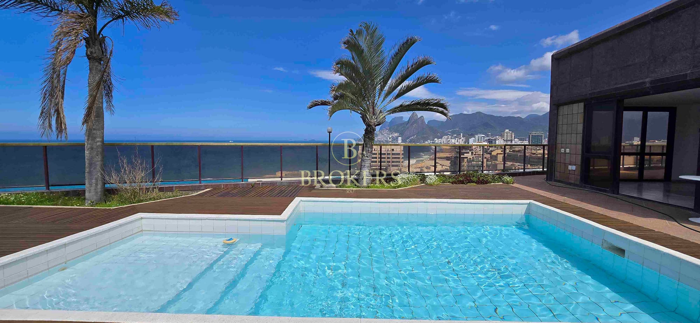 Cobertura única e exclusiva com 850 m². Vista panorâmica da praia de Ipanema e o Arpoador.