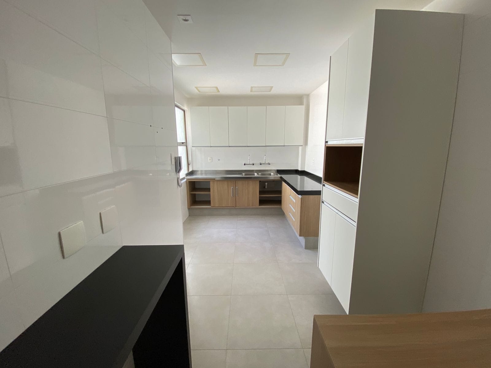 Cobertura  à venda, Rua  Rainha Guilhermina - Leblon. Varanda, 4 quartos, sendo 1 suíte, área externa com piscina. 330m². 2 vagas na escritura.