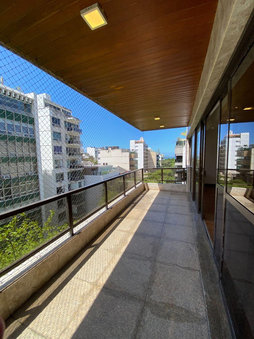 Cobertura  à venda, Rua  Rainha Guilhermina - Leblon. Varanda, 4 quartos, sendo 1 suíte, área externa com piscina. 330m². 2 vagas na escritura.
